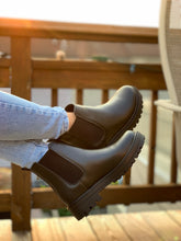 Load image into Gallery viewer, Black chelsea boot
