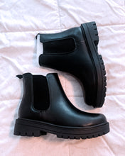 Load image into Gallery viewer, Black chelsea boot
